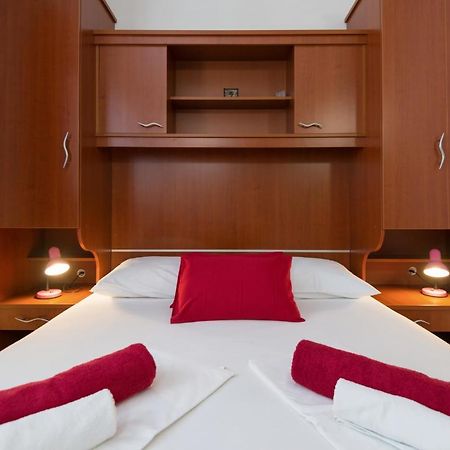 Guesthouse Sanela ポメナ エクステリア 写真
