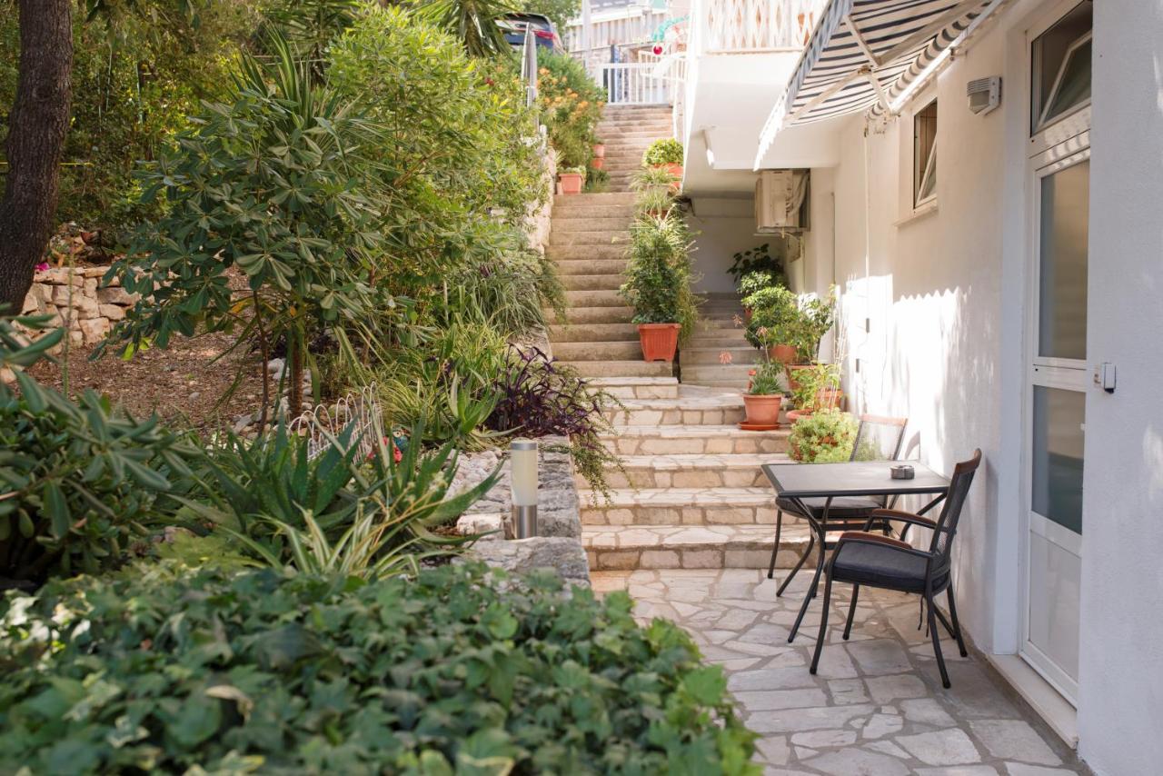 Guesthouse Sanela ポメナ エクステリア 写真