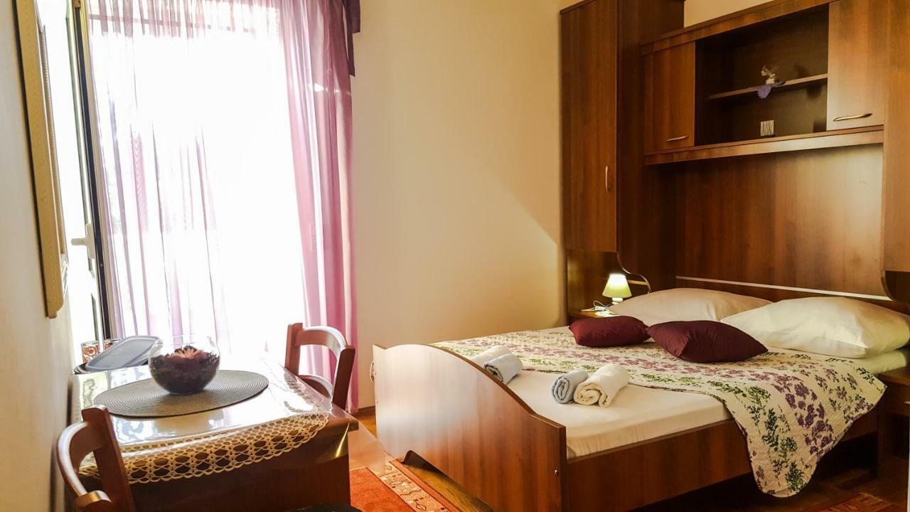 Guesthouse Sanela ポメナ エクステリア 写真